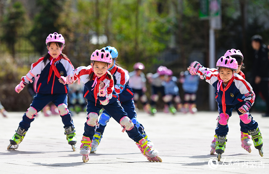 呼和浩特市赛罕区腾飞路小学学生在大课间参加轮滑运动。王正摄