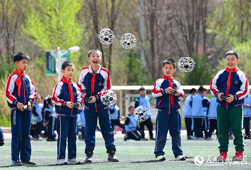 呼和浩特市賽罕區騰飛路小學學生在大課間參加無人機趣味運動。王正攝