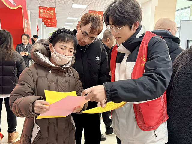 零工市场工作人员为求职者提供岗位信息。海鑫鑫摄
