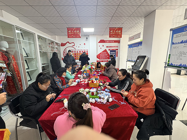 零工市场“零工手工坊”开展手工编织制作，助力宝妈群体掌握技能、灵活增收。海鑫鑫摄