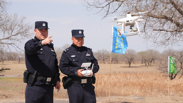 派出所民警對重點水域開展步巡。