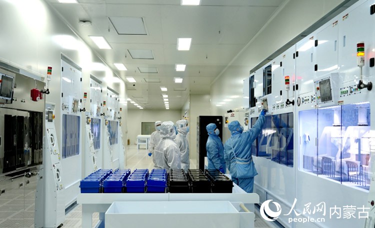 准芯半导体设备技术人员在金属腐蚀车间。人民网记者 富丽娟摄