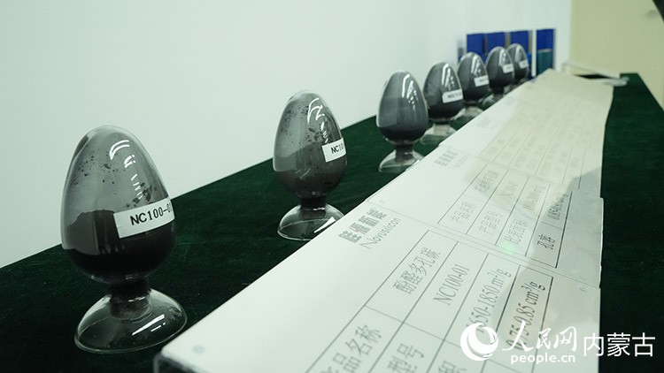 硅源新能原料和产品展示区。人民网记者 张力洋摄