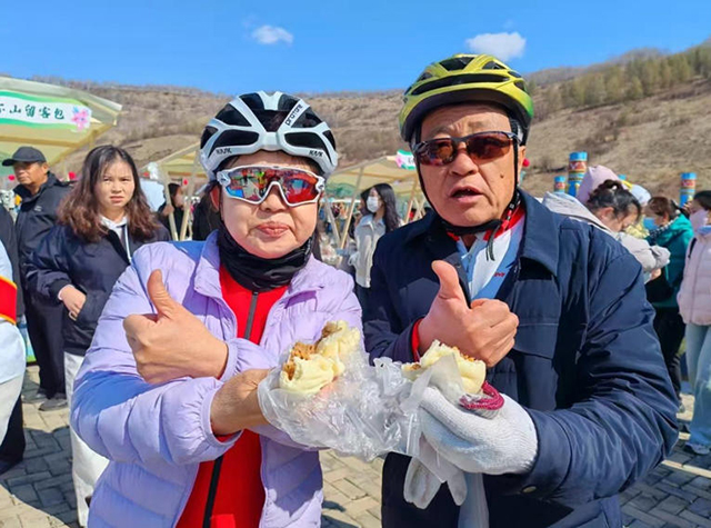 游客在阿爾山品嘗“留客包”。