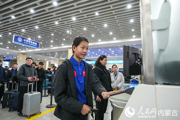 蒙古國研學團學生在內蒙古二連浩特公路口岸聯檢大廳辦理入境手續。