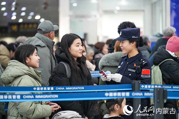 二連出入境邊防檢查站移民管理警察為旅客提供通關咨詢。郭鵬杰攝