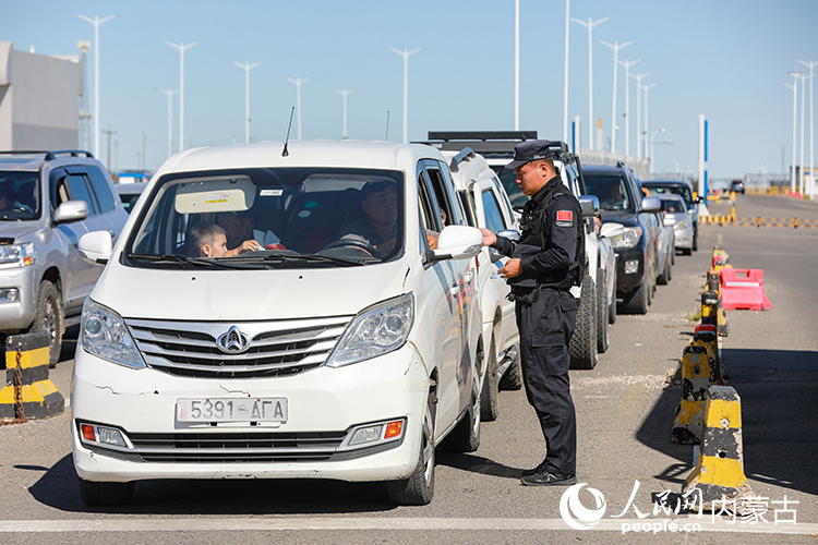二連出入境邊防檢查站移民管理警察快速驗放通關車輛。