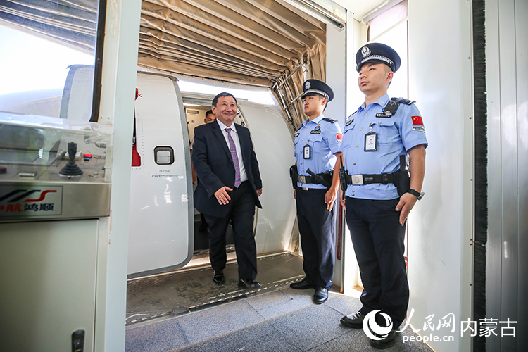 二連出入境邊防檢查站移民管理警察監護入境航班。楊金燁攝