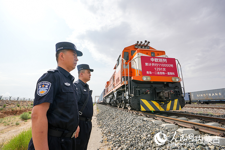 內蒙古出入境邊防檢查站二連出入境邊防檢查站移民管理警察對中歐班列進行車體監護。胡富國攝