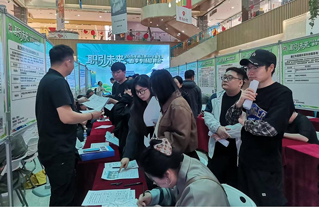 招聘会现场企业与求职者面对面沟通。宋锐摄