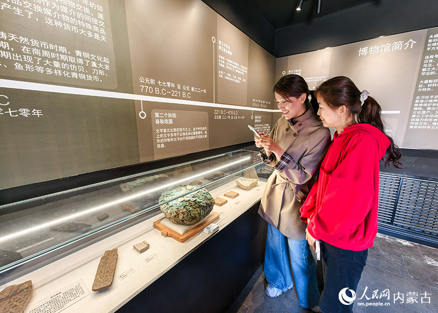 游客在呼和浩特市玉泉区大盛魁博物馆集群“永盛钱币博物馆”内参观。丁根厚摄