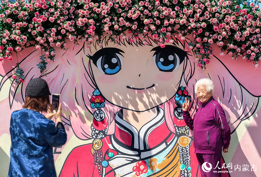 游客在呼和浩特市玉泉区塞上老街旅游休闲街区打卡拍照。丁根厚摄