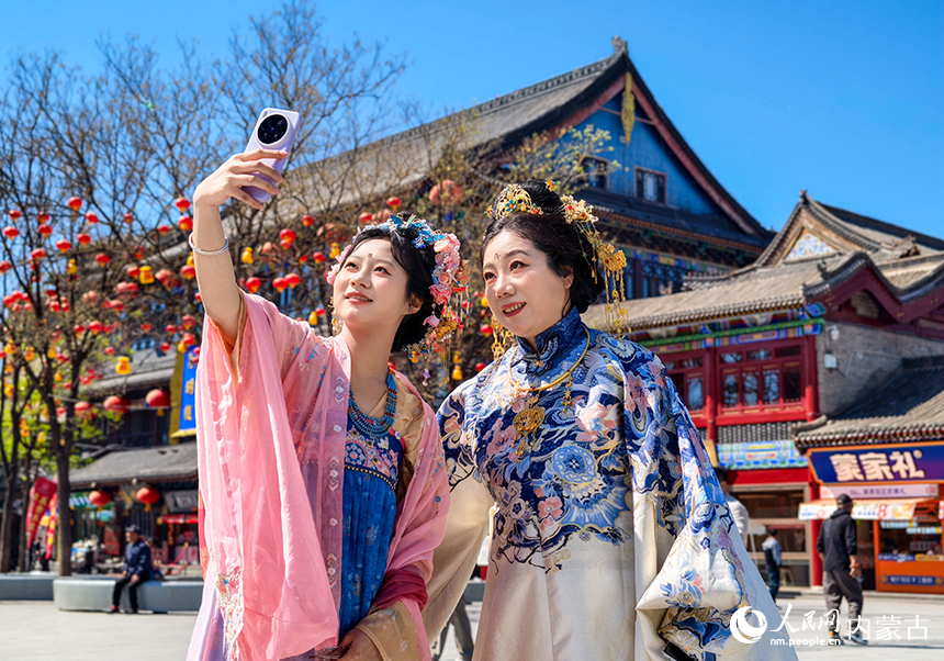 游客在呼和浩特市玉泉区塞上老街旅游休闲街区旅拍游玩。丁根厚摄