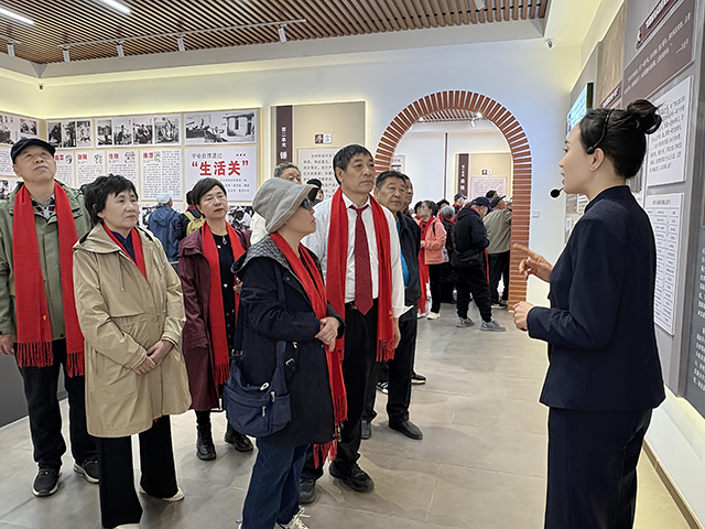 （科左后旗知青馆内，讲解员正在为老知青代表们介绍馆内展陈，重温当年知青们的奋斗岁月。白乌云毕力格摄）