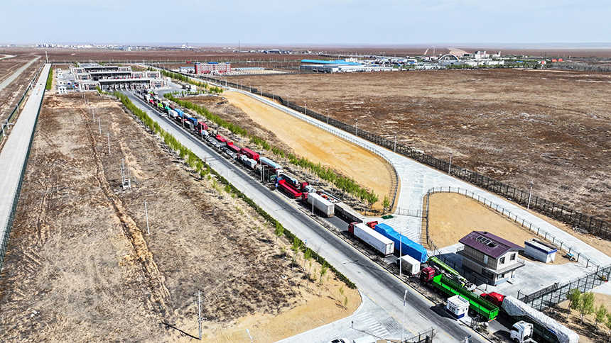 二連浩特公路口岸貨運車輛正在有序排隊通關。郭鵬杰攝