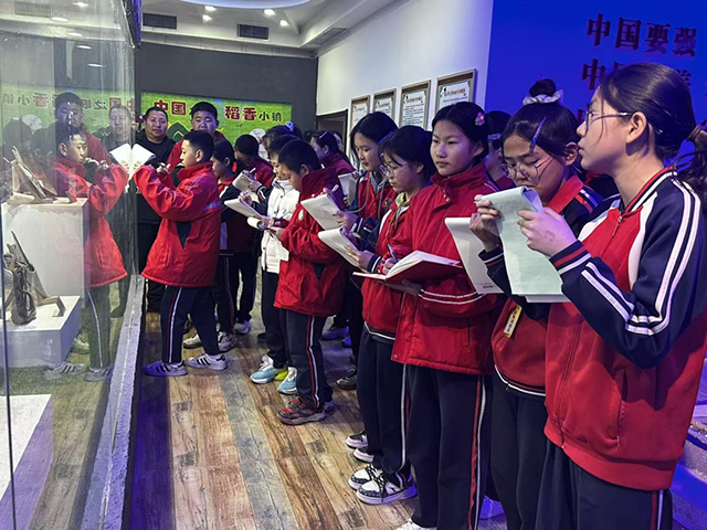 扎赉特旗学生们参观绰尔河农耕博物馆。