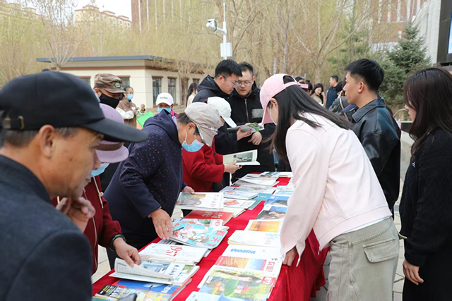 突泉县全民阅读活动周现场。