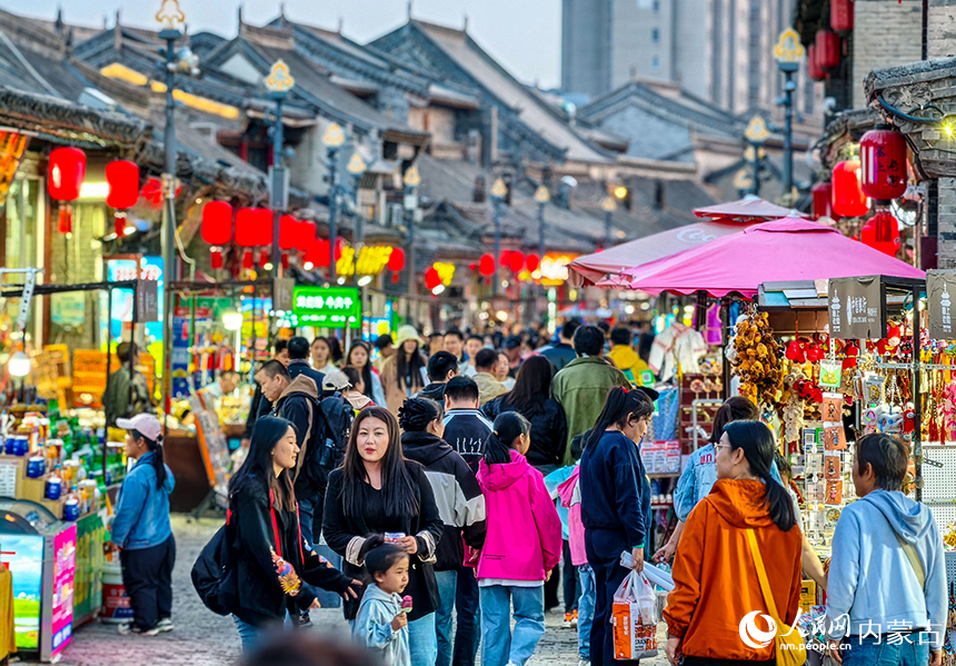 游客在呼和浩特市玉泉区塞上老街旅游休闲街区赏景游玩。丁根厚摄