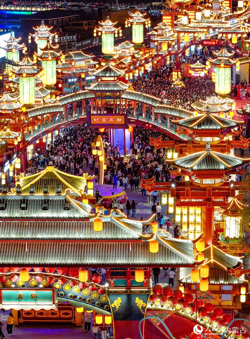 游客在鄂尔多斯市准格尔旗美稷·长河里夜未央文化街区游览。王正摄