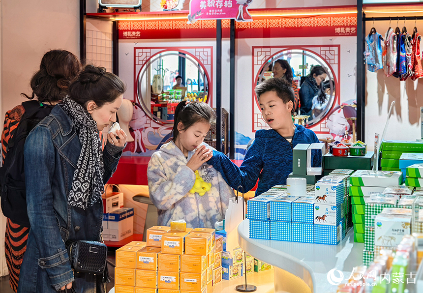 在位于呼和浩特市玉泉区的昭君博物院，游客正在了解一款手工皂。丁根厚摄