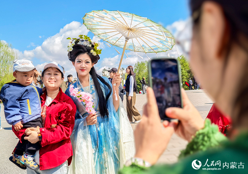 在位于呼和浩特市玉泉区的昭君博物院，游客与参加十二花神巡游展演的演员留影。丁根厚摄