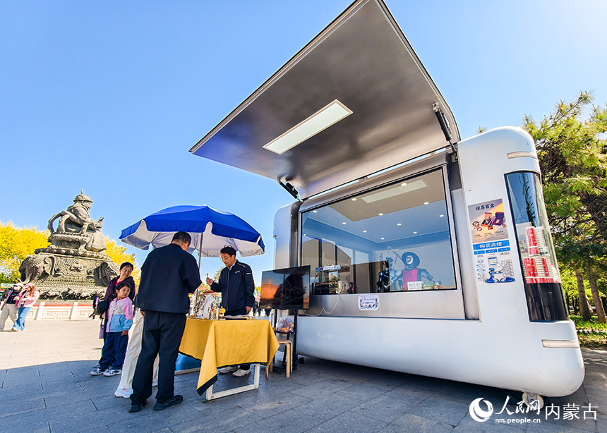 玉泉区塞上老街旅游休闲街区，一座人形机器人智能零售太空舱常态化运营。丁根厚摄