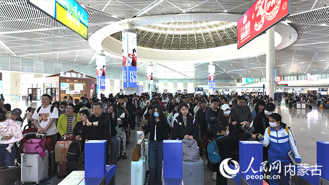 旅客在呼和浩特东站排队检票进站。国铁呼和浩特局供图