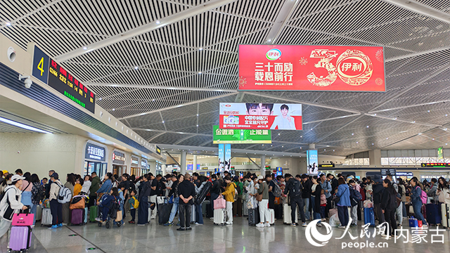 乘客在呼和浩特东站有序乘车。自治区交通运输厅供图