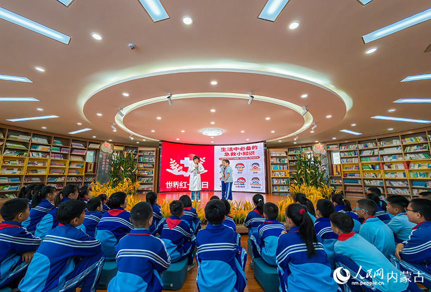 呼和浩特市玉泉區通順街小學學生在學習海姆立克急救法的相關知識。丁根厚攝
