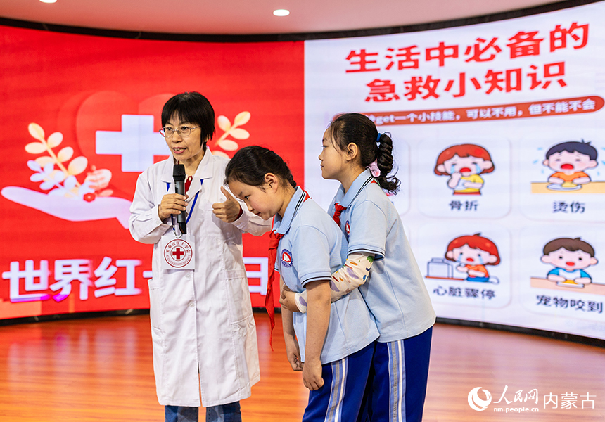 呼和浩特市玉泉区通顺街小学学生在学习海姆立克急救法的相关知识。丁根厚摄