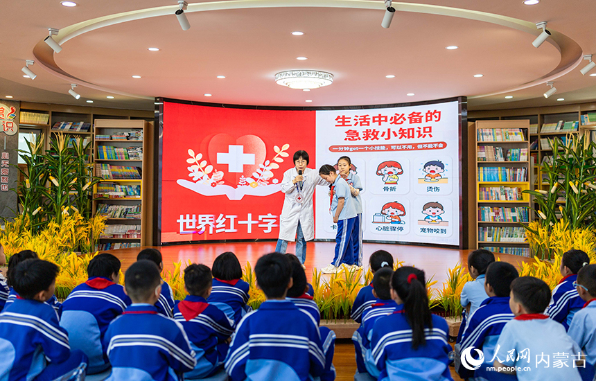 呼和浩特市玉泉區通順街小學學生在學習海姆立克急救法的相關知識。丁根厚攝