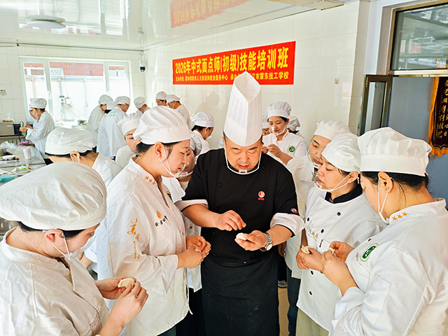 中式面点师培训现场。王峰艳摄