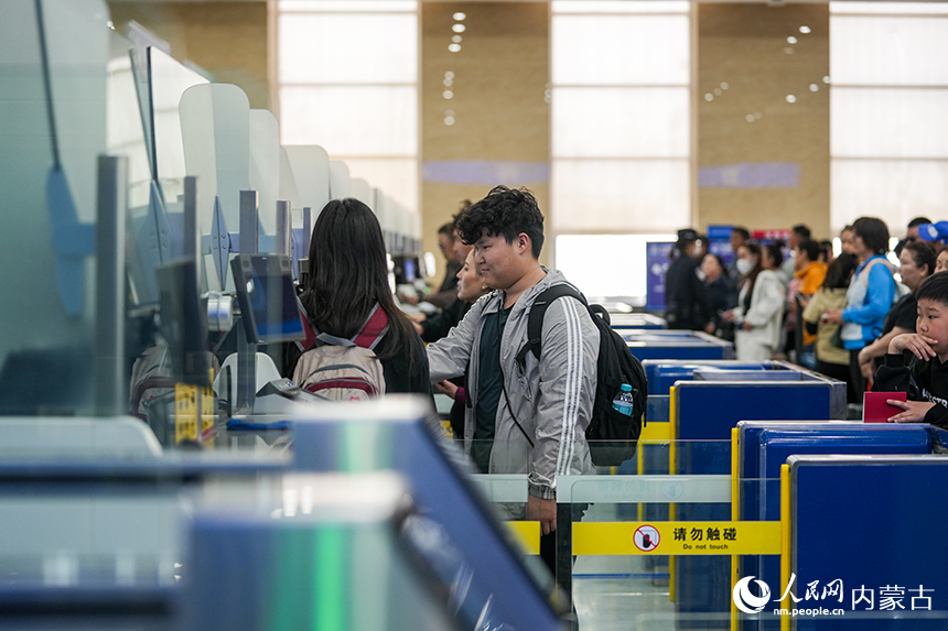 二连出入境边防检查站移民管理警察有序为旅客办理通关手续。杨金烨摄