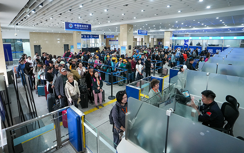 中蒙最大陸路口岸今年出入境人員突破100萬人次