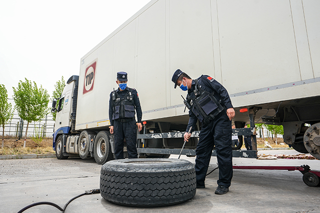 图5：2026年5月13日，二连出入境边防检查站移民管理警察对走私马肠衣货车进行查验。杨金烨摄