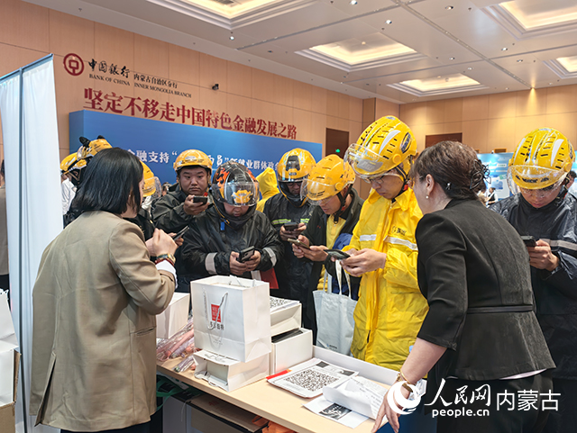 “兩司兩員”從業人員在現場進行咨詢。人民網記者 苗陽攝