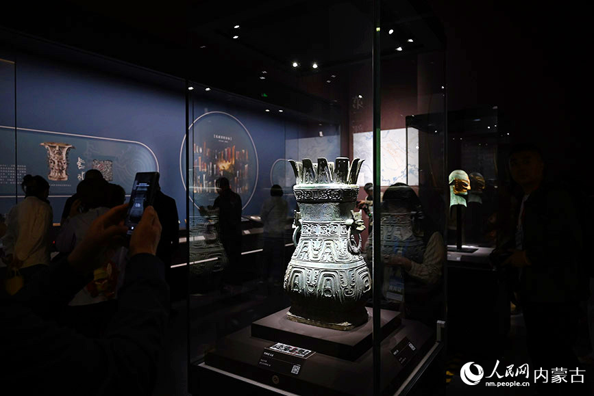 5月18日，2026年国际博物馆日中国主会场活动在内蒙古呼和浩特市举行，“金玉华光 多彩中华”展览同步揭幕，游客络绎不绝。人民网记者 刘艺琳摄