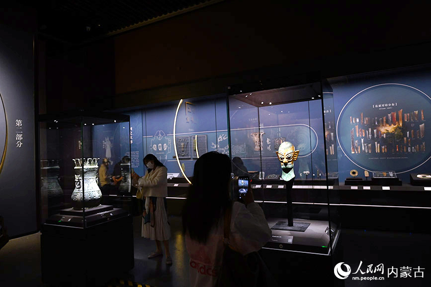 5月18日，2026年国际博物馆日中国主会场活动在内蒙古呼和浩特市举行，“金玉华光 多彩中华”展览同步揭幕，游客络绎不绝。人民网记者 刘艺琳摄