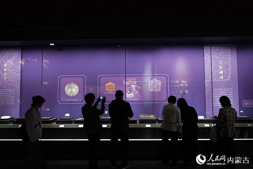 5月18日，2026年国际博物馆日中国主会场活动在内蒙古呼和浩特市举行，“金玉华光 多彩中华”展览同步揭幕，游客络绎不绝。人民网记者 刘艺琳摄