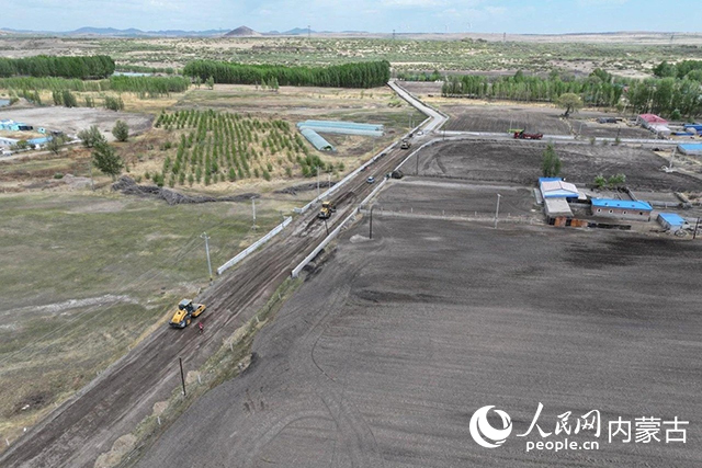 科右中旗代钦塔拉至新佳木公路施工现场。张东摄