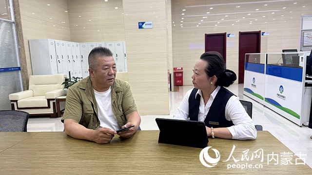 唐师傅在内蒙古农商银行咨询金融业务。人民网记者寇雅楠摄