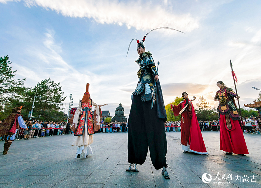 2026年“5·18国际博物馆日”中国主会场活动——“博物馆之夜”活动现场，游客在观看NPC巡游表演。丁根厚摄