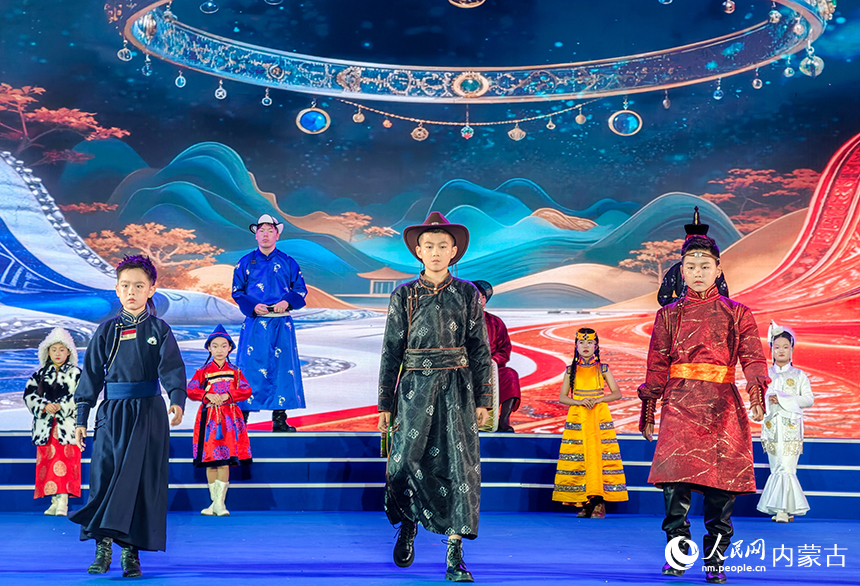 2026年“5·18国际博物馆日”中国主会场活动——“博物馆之夜”活动现场，模特在展示民族服饰。丁根厚摄