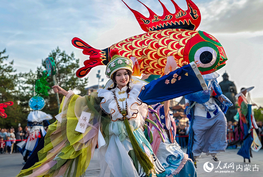 2026年“5·18国际博物馆日”中国主会场活动——“博物馆之夜”活动现场，《春风斩》互动表演吸引游客驻足观看。丁根厚摄