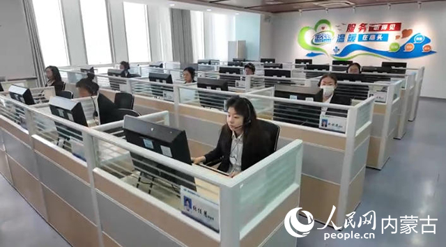 ““12333”电话热线接听市民咨询。人民网记者 张雪冬摄