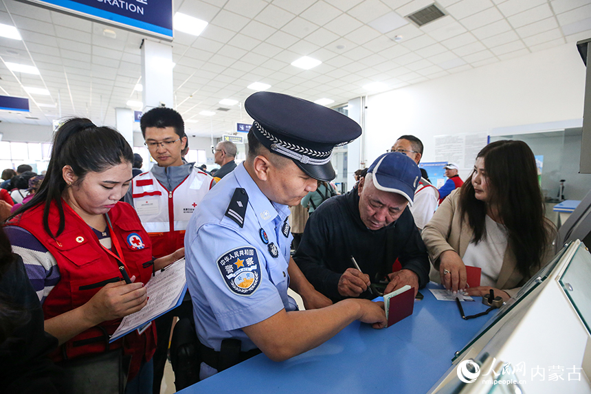 二连出入境边防检查站移民管理警察为参加“一带一路·光明行”的蒙古国患者提供通关咨询。郭鹏杰摄
