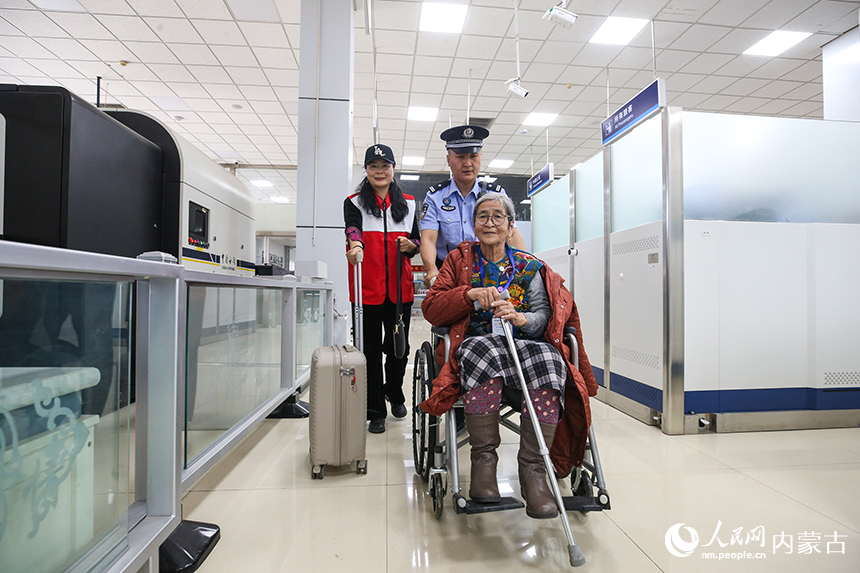 二连出入境边防检查站移民管理警察为参加“一带一路·光明行”的蒙古国患者提供高效贴心的通关服务。郭鹏杰摄