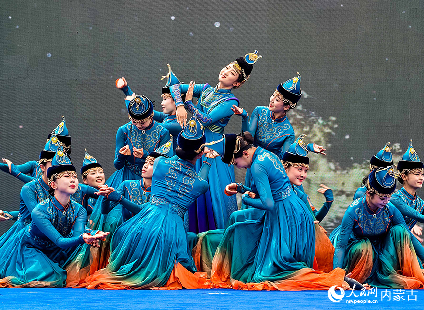 呼和浩特市文化艺术职业学校学生在开幕式上表演舞蹈《向上生长》。丁根厚摄