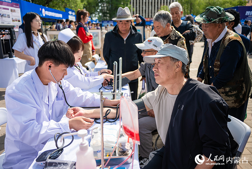 呼和浩特市食品与医药卫生学校学生在职业教育活动周现场为市民义诊。丁根厚摄