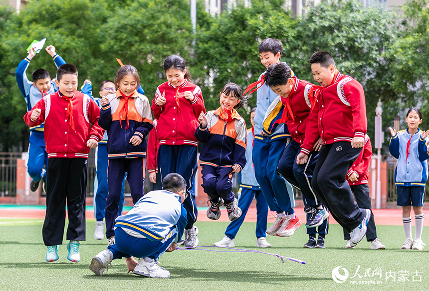 呼和浩特市玉泉區恆昌店巷小學五裡營校區心理游園會活動現場，學生正在參加“開心掃掃樂”趣味游戲。丁根厚攝